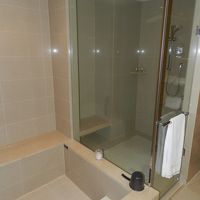 広いバスタブとシャワーブース