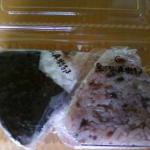 高菜と古代赤黒米のおにぎり。