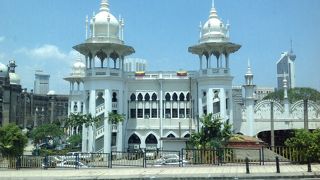 イスラム風の白亜の外観が荘厳