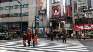 古くから梅田を象徴する繁華街だった阪急東通商店街
