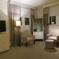 ベッドの前はこんなに広くスペースあいてます