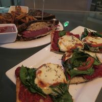 ラウンジでの夕食。美味しくてけっこう満足できました