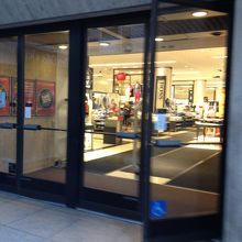 サイドにある小さなエントランス