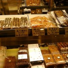 佃煮、干物も多し。