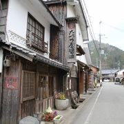 城下町でもある宿場町、　通りから見上げる利海城址はなかなかです！