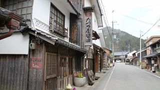 城下町でもある宿場町、　通りから見上げる利海城址はなかなかです！