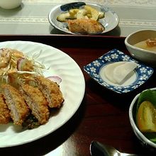 夕食のメイン、この後にデザートも出ました。