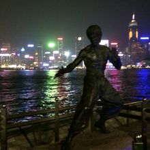 昼夜問わず、混んでいるブルース・リー