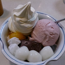 クリーム白玉あんみつに桜アイスをトッピング。