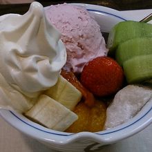 フルーツクリームあんみつに桜アイストッピング。