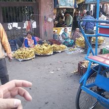 道端でバナナを売る女性