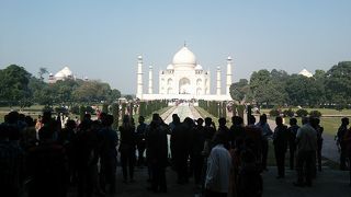 王が妃のために建てた巨大なお墓　タージマハル
