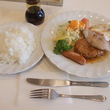 ランチセットはこんな感じです。あと飲み物も付いてきます。