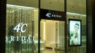 ４℃のブライダル専門店