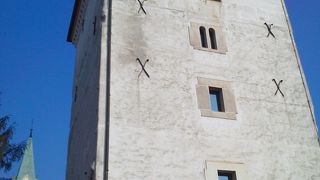 丘の上にある見張りの塔。正午に大砲が鳴らされます。