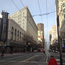 道路のど真ん中を走っています