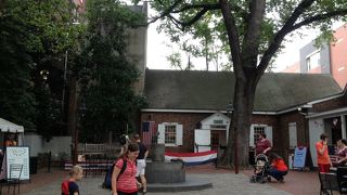 最初の星条旗を縫った女性、Betsy Rossの家。歴史地区から徒歩圏。