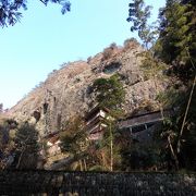 山の斜面に建つお寺