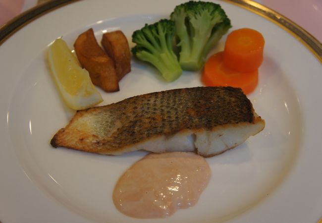 スズキのグリルは、表面がパリパリのいい焼き加減