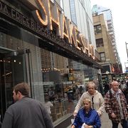 ニューヨークの名物グルメバーガー、この店舗はいつも混んでます。
