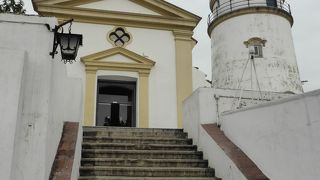 松山頂上の可愛らしい灯台＆教会