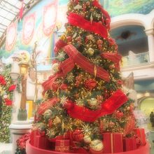 クリスマス前だったので、とっても豪華なクリスマスツリー