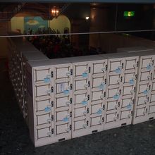 入口はいるとすぐにコインロッカーとベビーカー置き場あり