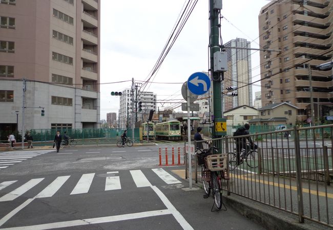 春日通りを横切る都電駅