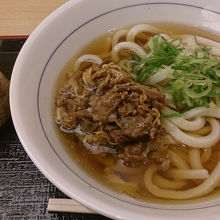 肉うどんとおにぎり。