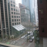 406号室からの眺め。隣はスタバ