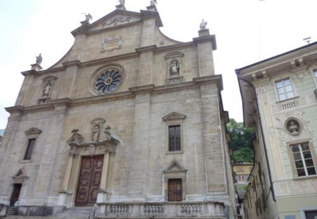 コレジアータ教会前の広場が旧市街の中心広場です♪