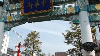 周りは学校、白い柱の牌楼