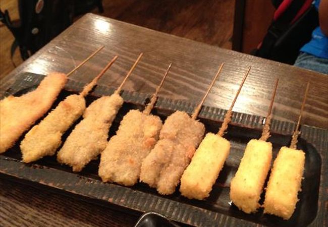 この串焼き、揚げたての串焼きで、好みの具材を指定すれば、すぐにあげてくれます、