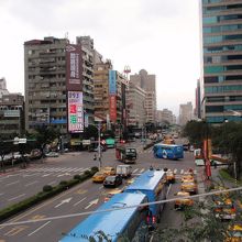 黄色い車は全てタクシ−てせす。
