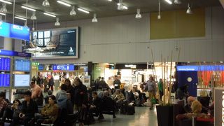 同じターミナル内に複数個所ありますが、入り口に一番近くて日本人店員がいます。
