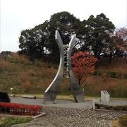 平和への願いを後世に伝えようと、舞鶴の引揚港を見下ろす丘の上に、公園がつくられ、更に、平和を象徴するカリヨンの鐘が設置されています。