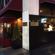 日本にも出店した有名ステーキハウス、雰囲気良し。
