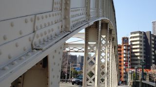 空襲跡も残る歴史的な橋!!