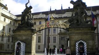 プラハ城、三つの中庭を通ってヴィート大聖堂へ