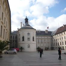 第二の中庭に出る。聖十字架礼拝堂。後ろが大統領府。