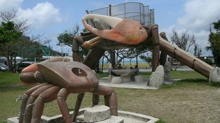 カニの形をしたすべり台と水飲み場