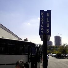 市内行きバス停は分かりやすいが英語表記がないのがつらい