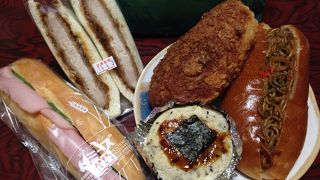 小さなお店に数十種類の惣菜パンがずらり