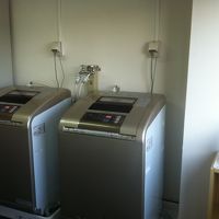 洗濯．乾燥機（２台）と洗剤