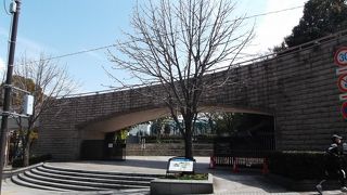 港の見える丘公園のフランス山(地区)へのゲート・山下町との連絡路でもあります