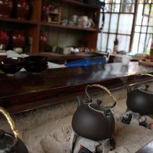 鉄瓶が一卓に一つあり、自分でつぎながら飲みます。