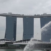 おなじみの外観。手前はマーラインの吐いた水。