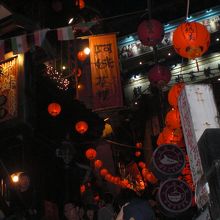 急な石段の散策道