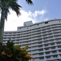 プールから見るホテル