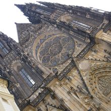 目の前に聖ヴィート大聖堂が迫ってくる